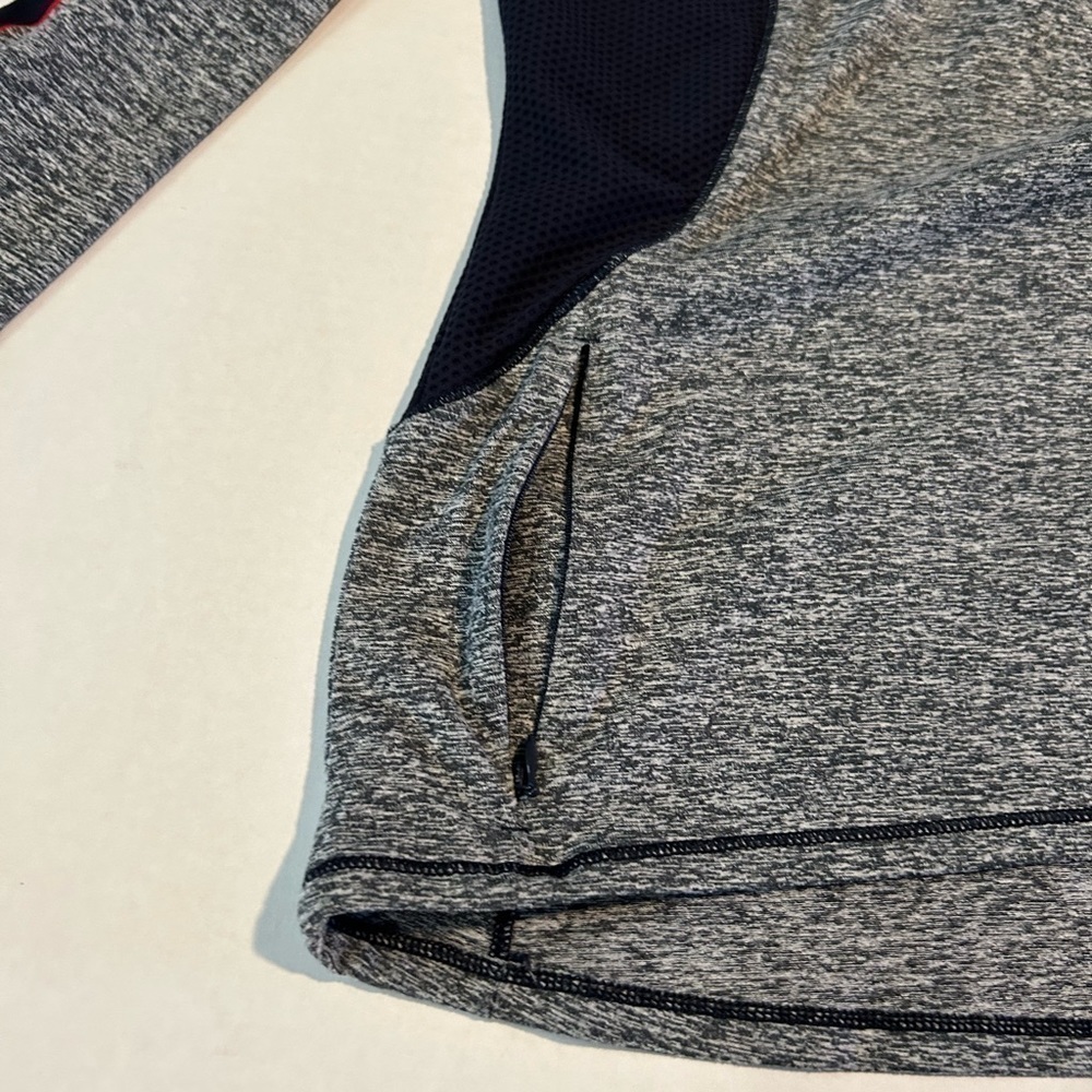 Athleta active1/2 zipper long sleeve‎ pull over top navy,gray, red. Size XS. G13 - Picture 7 of 8